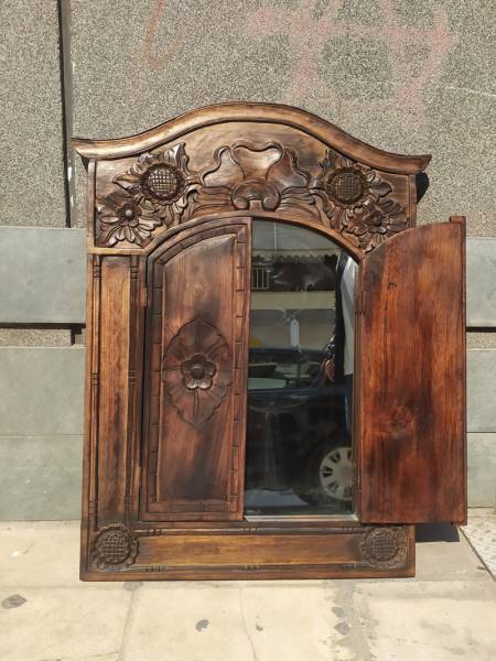 σκαλιστός καθρέφτης με παντζούρια