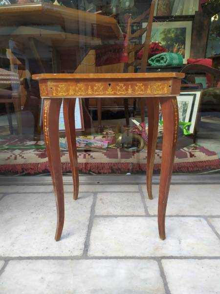 τραπέζι με διαχωριστικά κουτιά